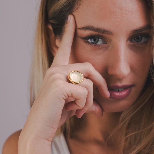 Caleda | Handcrafted sage green ceramic ring with gold luster banceramiche