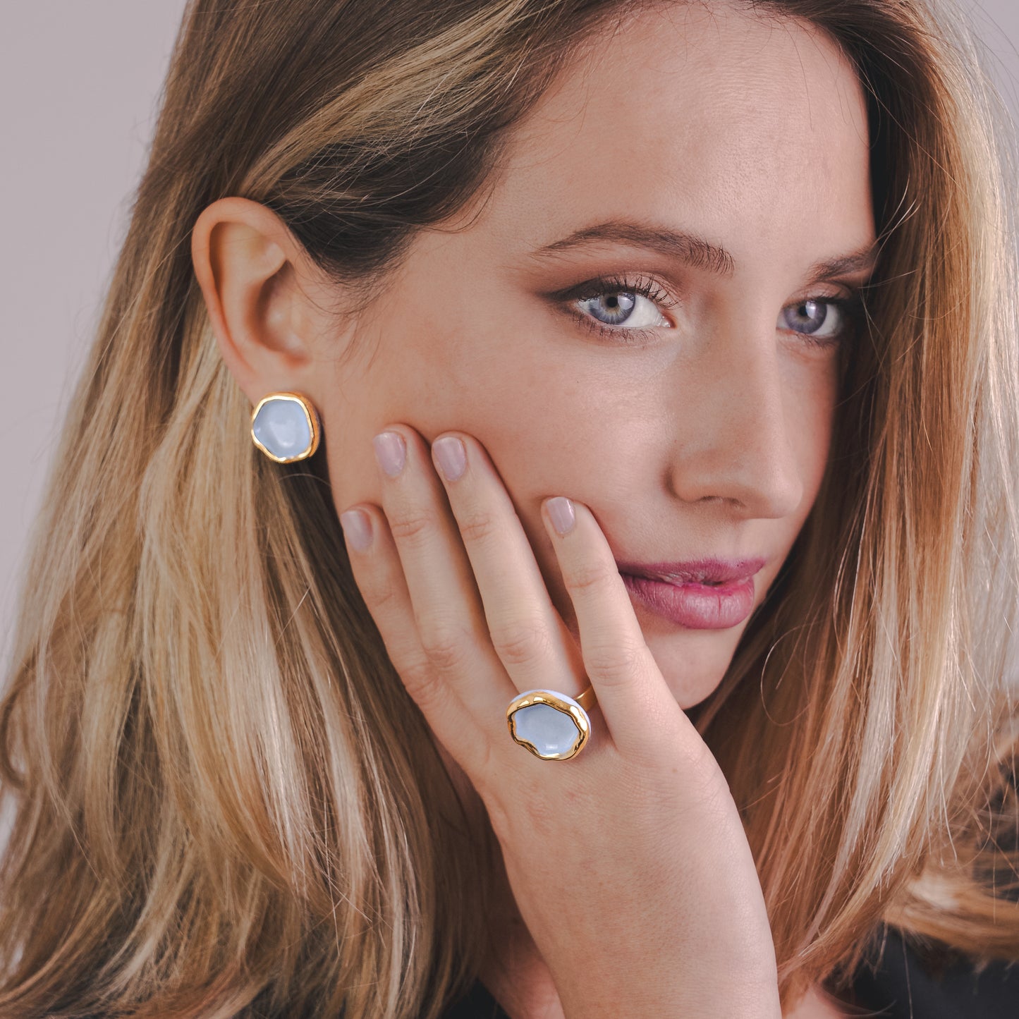 Caleda | Handcrafted light blue ceramic ring with gold luster banceramiche