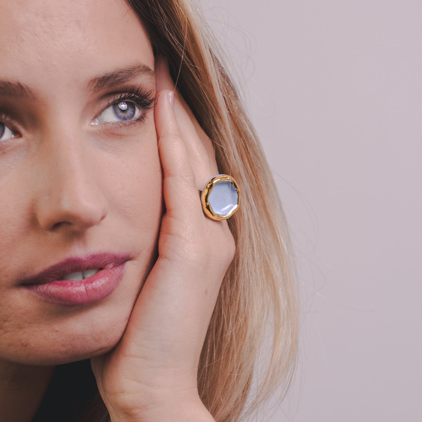 Caleda | Handcrafted light blue ceramic ring with gold luster banceramiche