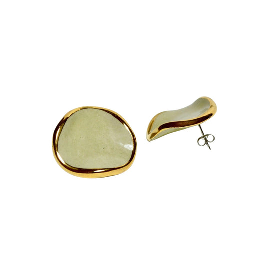 Leda | Handcrafted sage green ceramic stud earrings with gold luster banceramiche