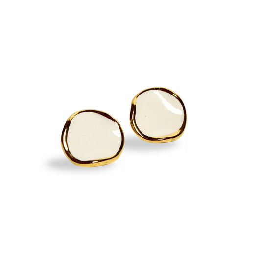 Leda | Handcrafted white ceramic stud earrings with gold luster banceramiche