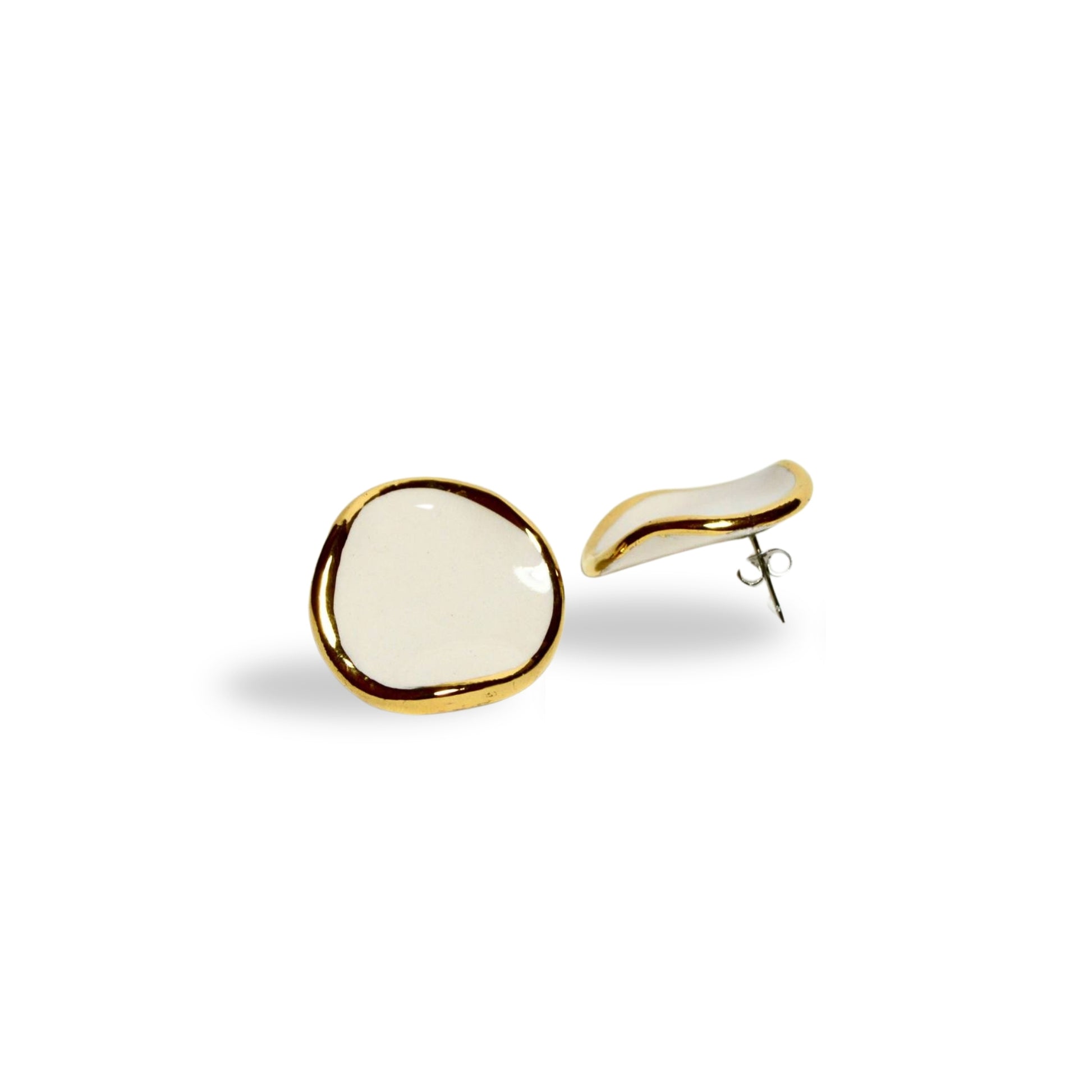 Leda | Handcrafted white ceramic stud earrings with gold luster banceramiche