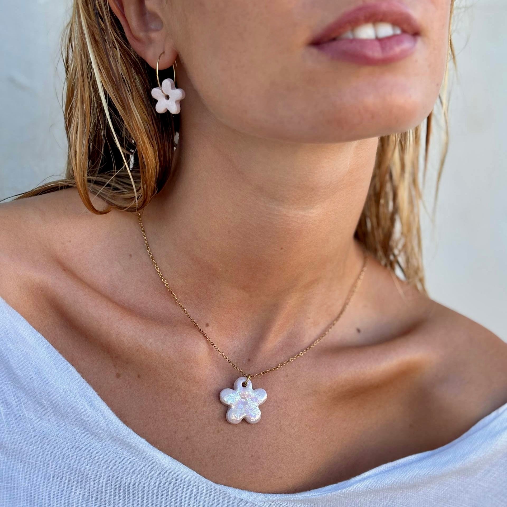 Mimì | Handcrafted pink floral ceramic dangle earrings banceramiche