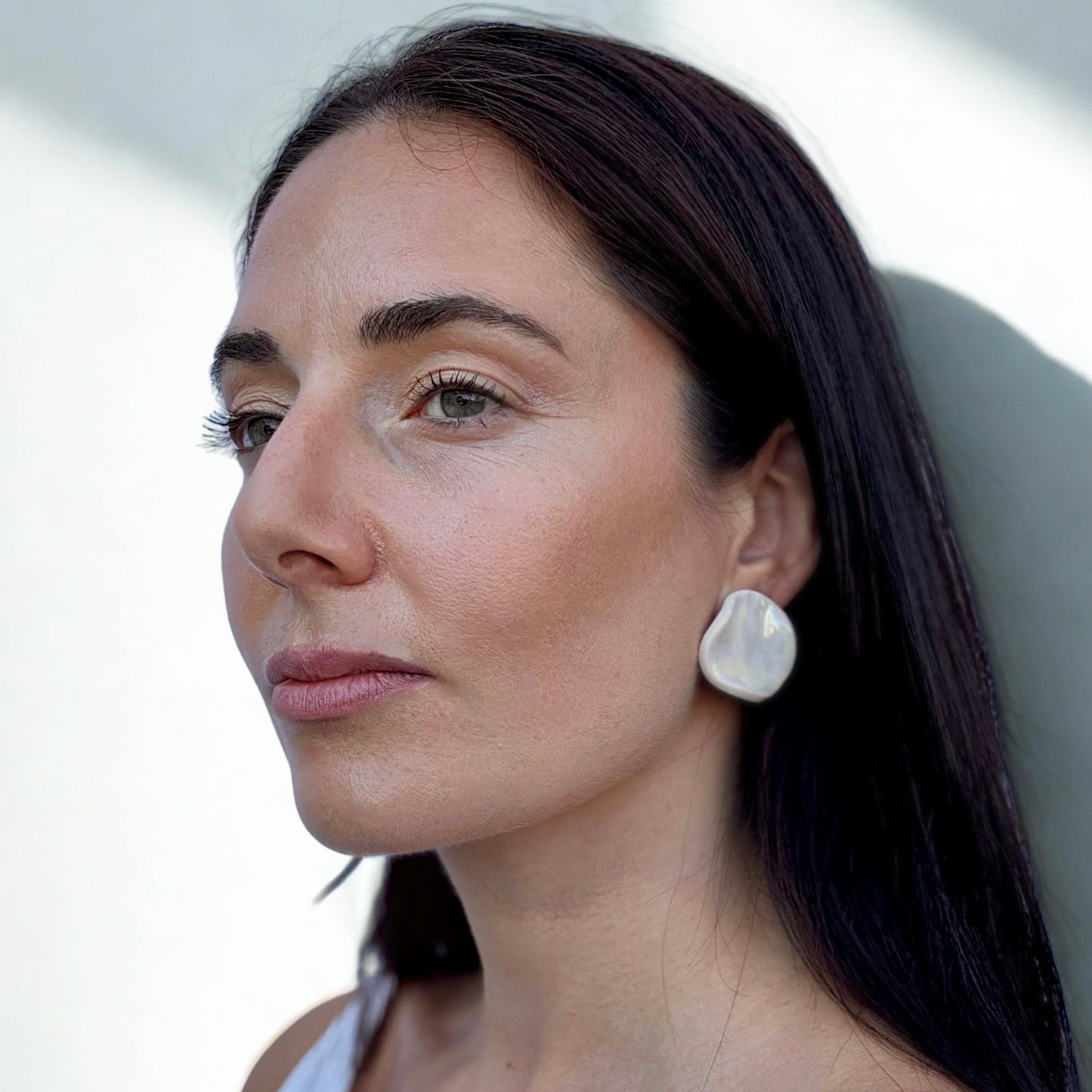 Perla | Handcrafted pearl-white ceramic stud earrings Pearlescent white Large banceramiche