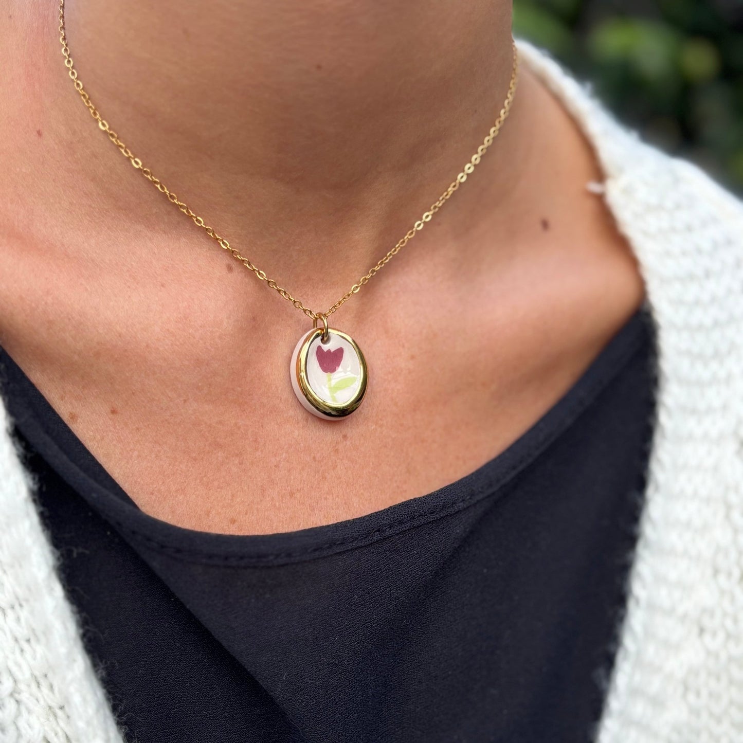 Tulip | Handcrafted white ceramic necklace with golden edges and flower banceramiche